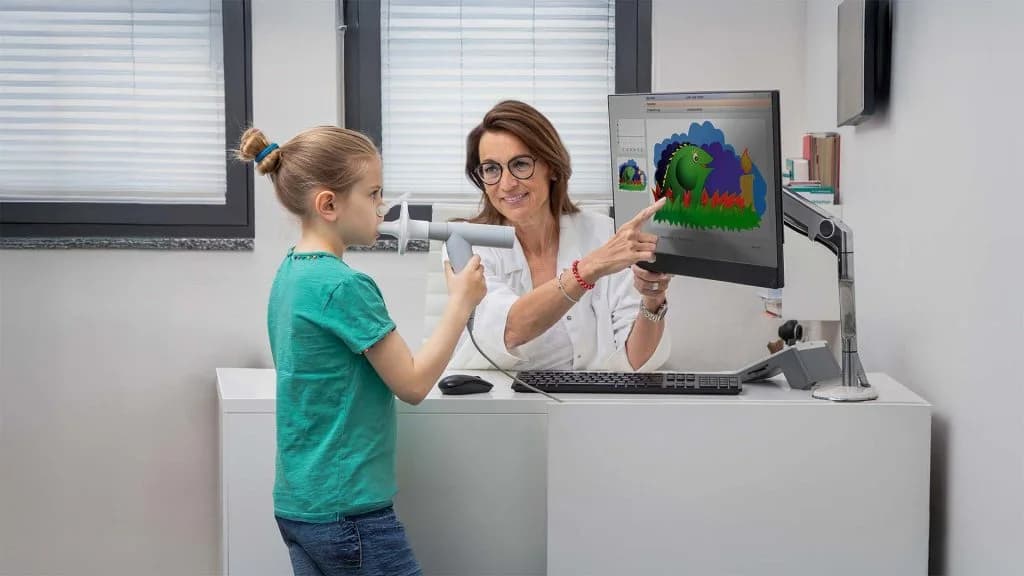 Enfant réalisant une spirométrie avec l’animation pédiatrique Customed