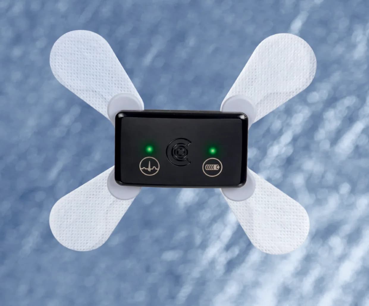 Enregistreur Holter custo guard holter posé sur son patch custo wing à quatre branches