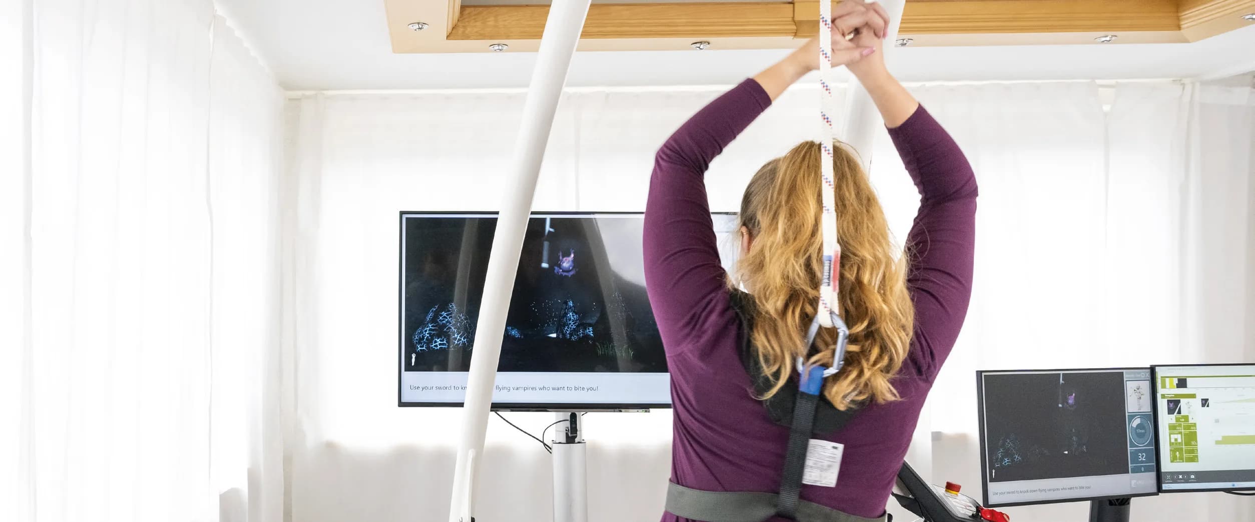 Patiente en rééducation par réalité virtuelle VAST.Rehab sur tapis roulant h/p/cosmos