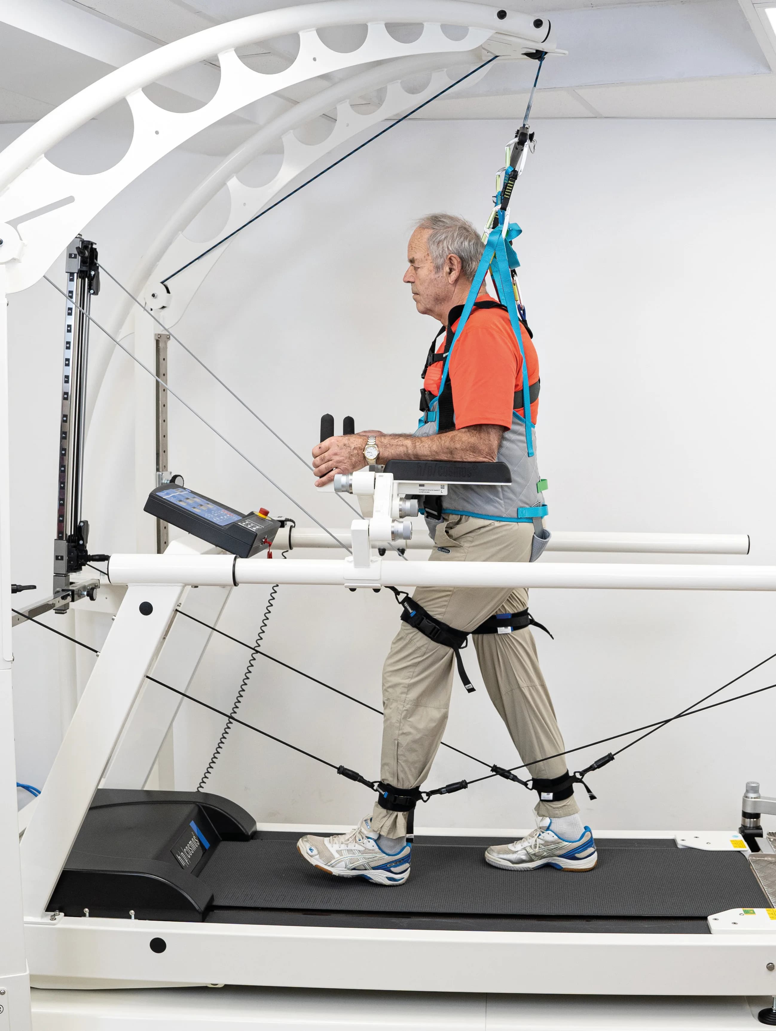 Rééducation de la marche sous délestage sur tapis h/p/cosmos locomotion®