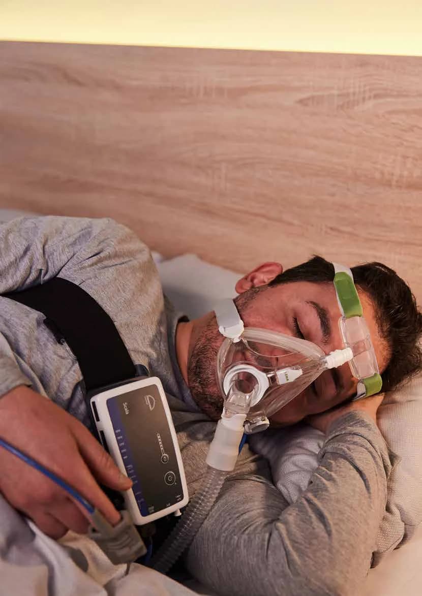 Patient réalisant un enregistrement polygraphique du sommeil à domicile