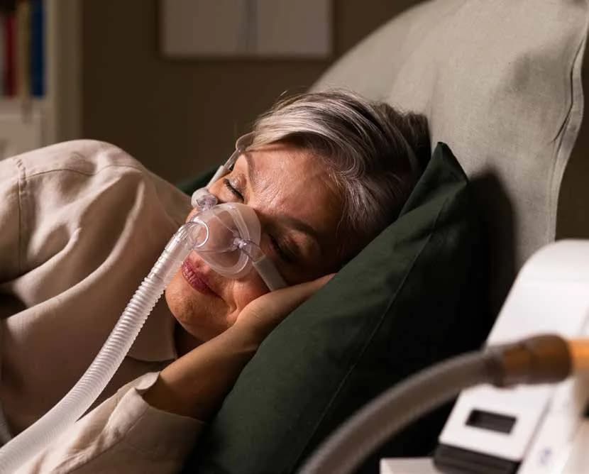 Patient dormant avec une interface respiratoire Löwenstein Medical