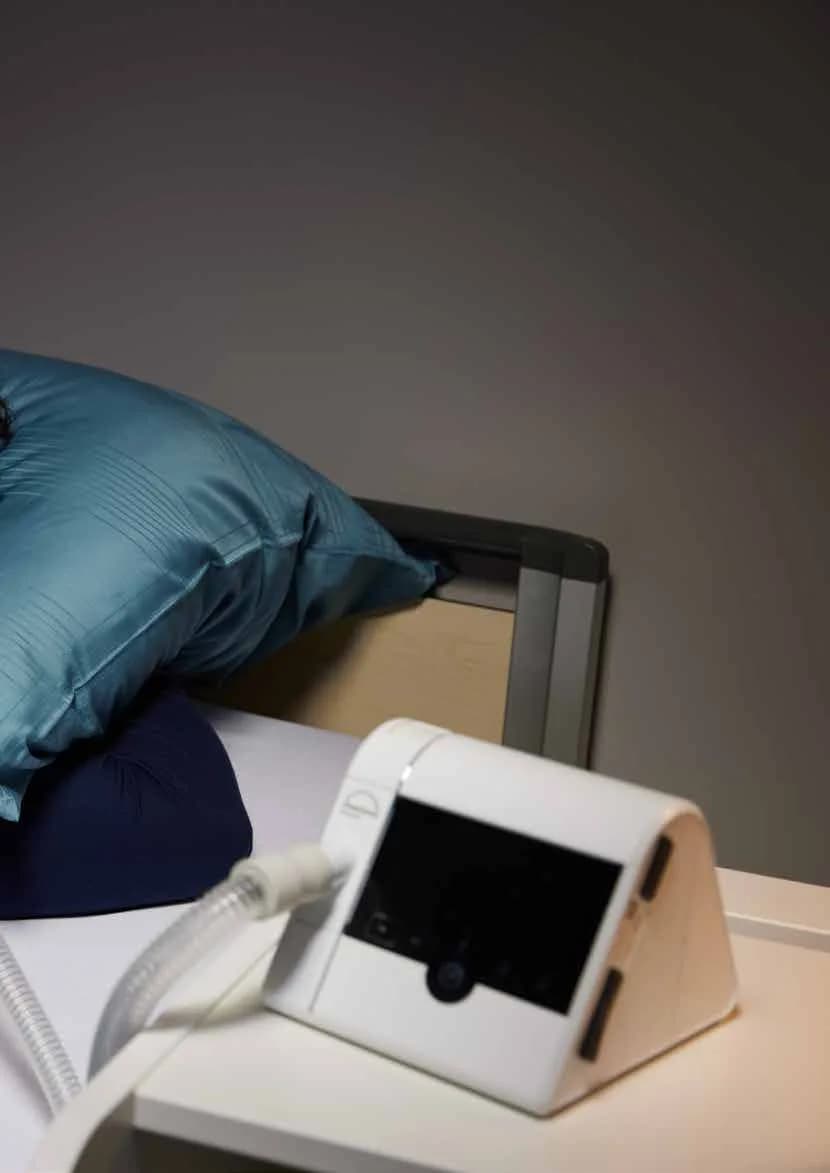 Appareil de titration prismaLAB installé près du patient au laboratoire du sommeil