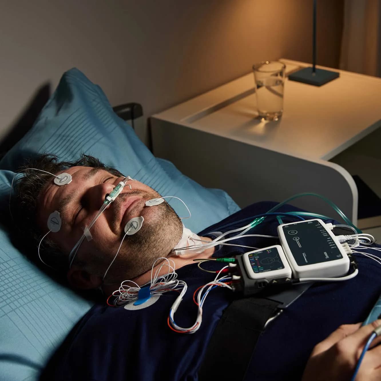 Patient équipé pour un enregistrement diagnostique du sommeil Löwenstein Medical