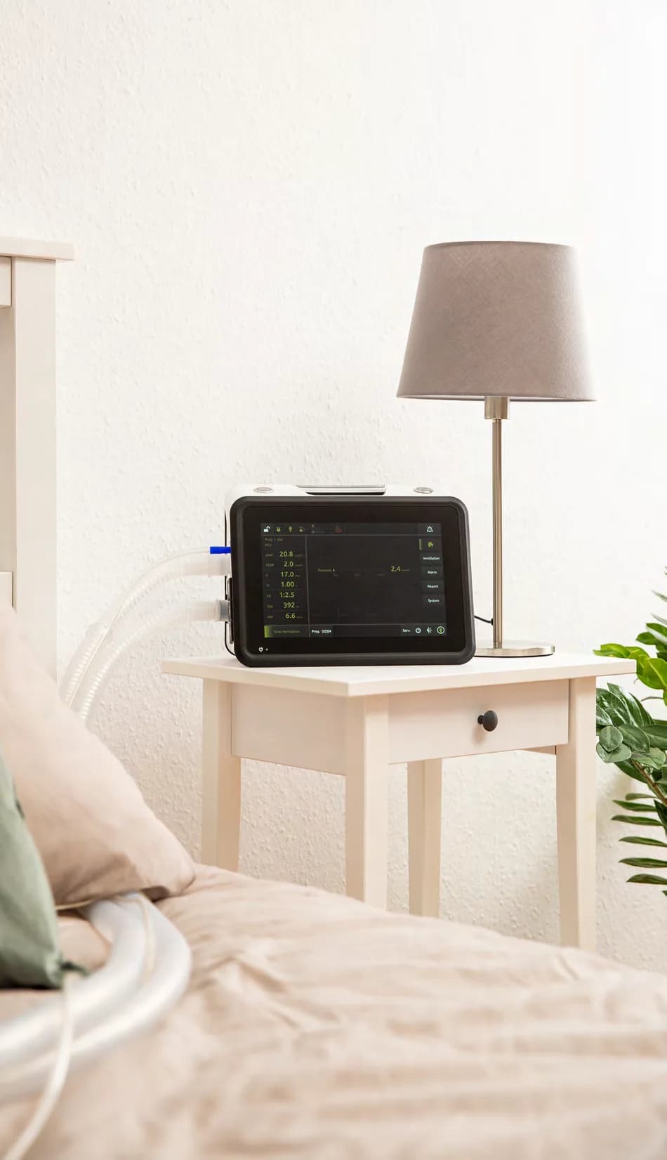 Ventilateur Löwenstein Medical installé au domicile, près du lit
