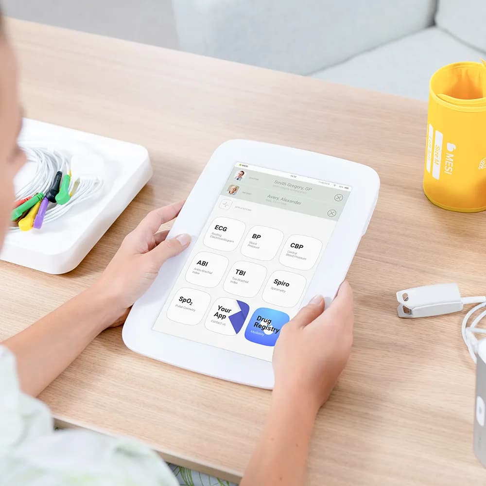 Infirmière utilisant une tablette MESI