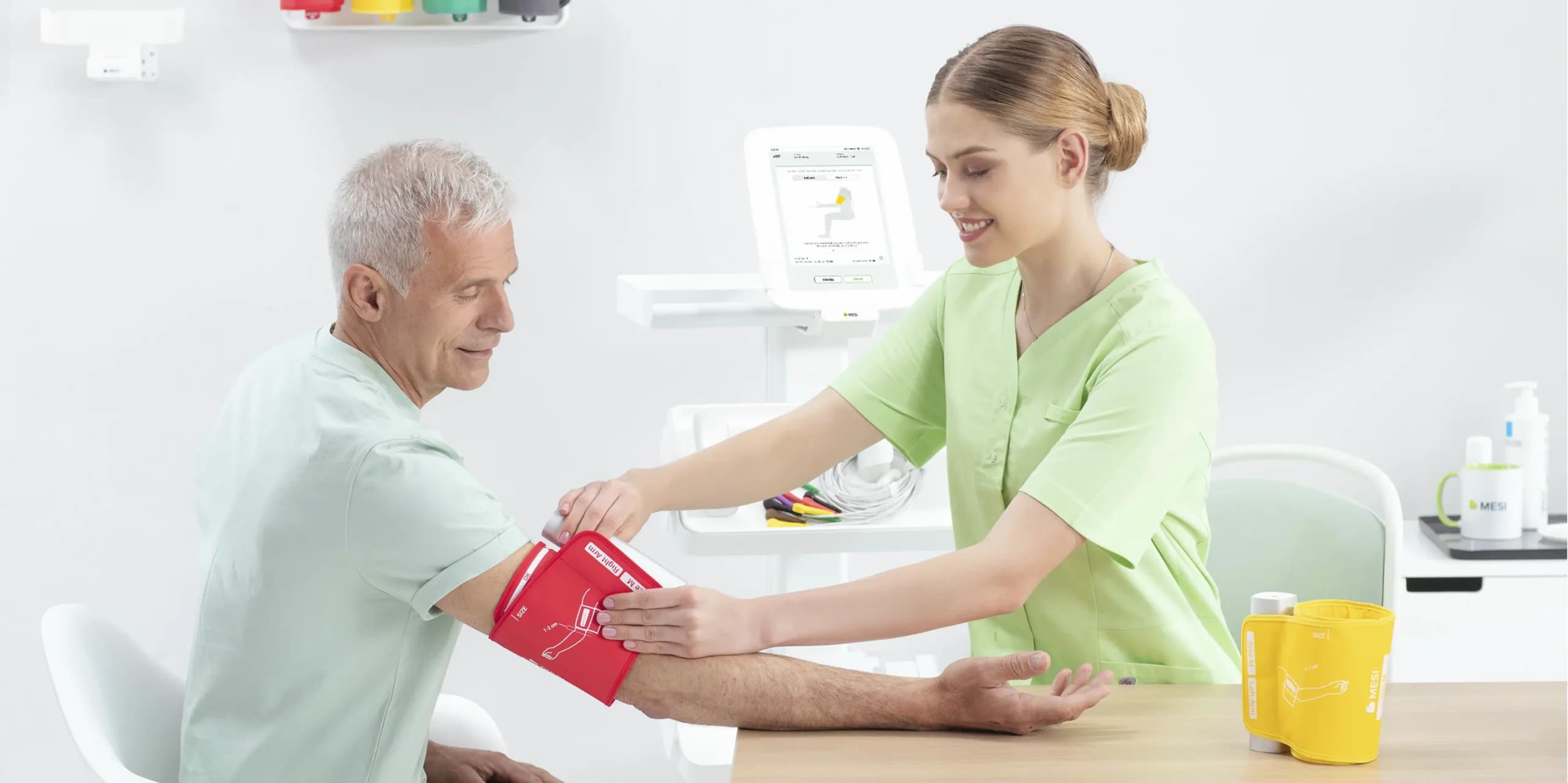 Professionnel de santé utilisant la tablette MESI
