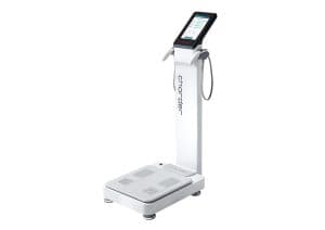 Analyseur de composition corporelle Charder MA801 : vue de face de l’analyseur avec plateforme à électrodes, poignées et écran de mesure