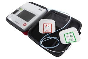 Défibrillateur automatisé externe Rescue Sam 4.0 D : défibrillateur automatisé ouvert dans sa housse avec deux électrodes patient