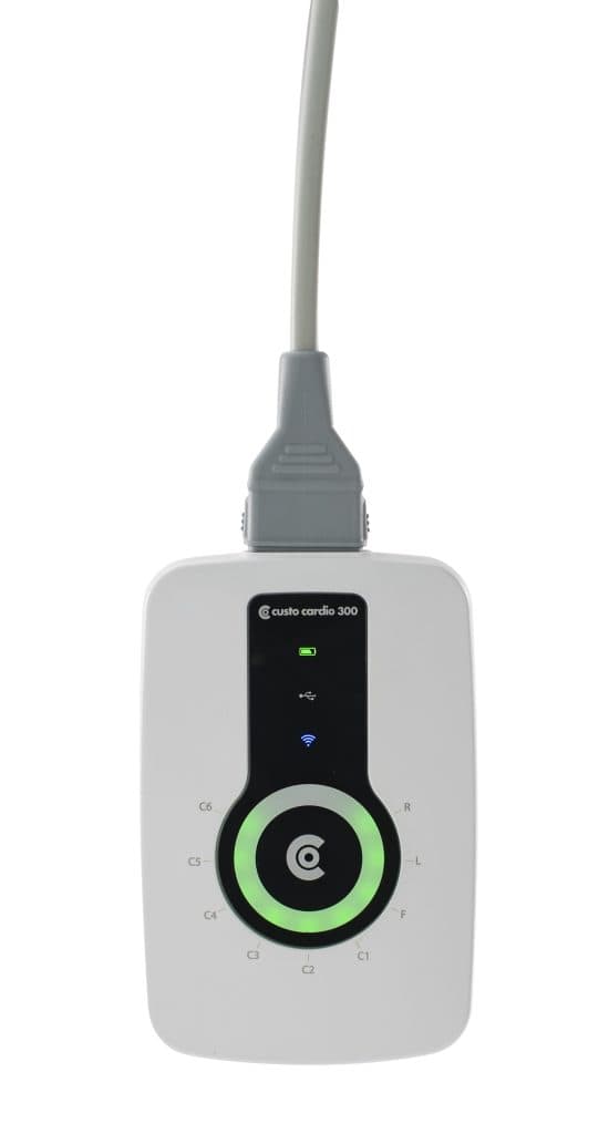 Module compact Custo Cardio 300 relié à son câble d’acquisition ECG
