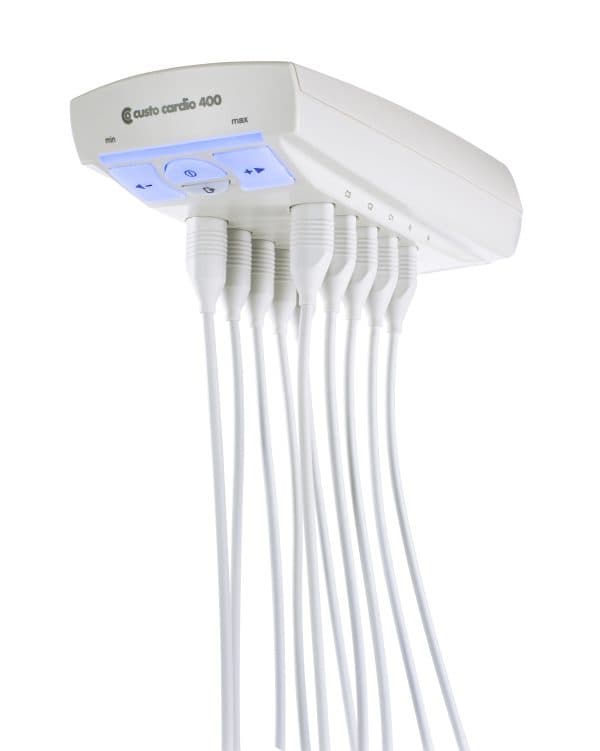 Gros plan sur le module Custo Cardio 400 et ses six raccords de câbles patient