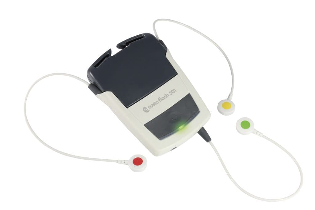 Enregistreur Holter ECG Custo Flash relié à un câble patient et des électrodes