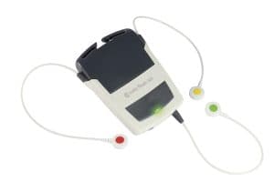 Enregistreur Holter ECG Custo Flash relié à un câble patient et des électrodes
