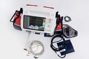 Défibrillateur multiparamétrique Rescue Life 9 : défibrillateur avec câbles ECG, brassard, capteurs et sacoches latérales