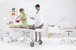 Patient équipé de quatre brassards pendant un examen avec le MESI mTABLET ABI