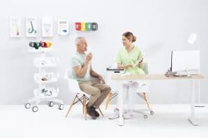 Patient et infirmière préparant un examen avec le spiromètre MESI mTABLET SPIRO