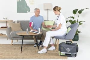 Infirmière utilisant brassard et tablette MESI pour mesurer les constantes d’un patient