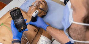 Échographe portable sans fil Clarius PAL HD3 : médecin réalisant une échographie au chevet du patient avec une sonde et un smartphone