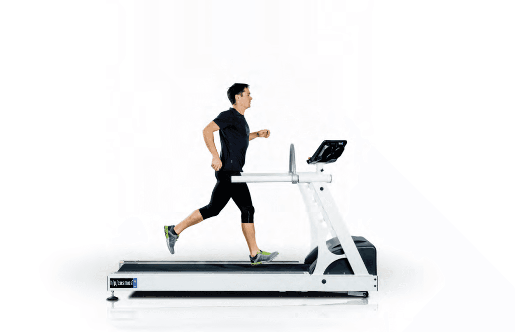 Tapis roulant médical H/P/Cosmos pulsar® : coureur utilisant le tapis roulant avec barre de maintien et console de contrôle