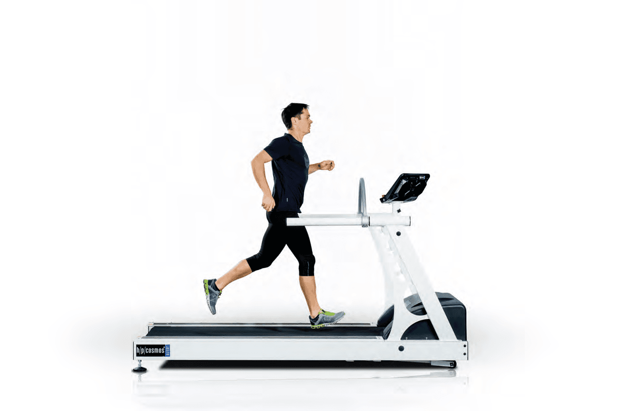 Tapis roulant médical H/P/Cosmos pulsar® : coureur utilisant le tapis roulant avec barre de maintien et console de contrôle