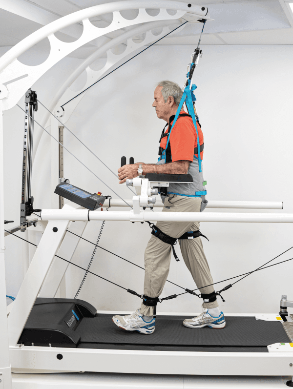 Système d'entraînement à la marche robowalk® : patient utilisant le système de marche robowalk avec soutien du bassin
