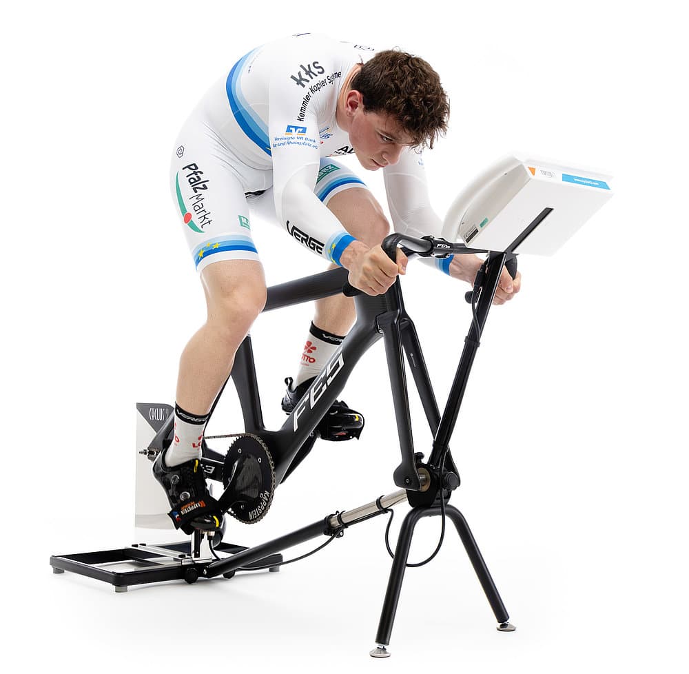 Cycloergomètre Cyclus 2 Sprint Concentric : cycliste en plein effort sur le vélo de sprint relié au système de résistance