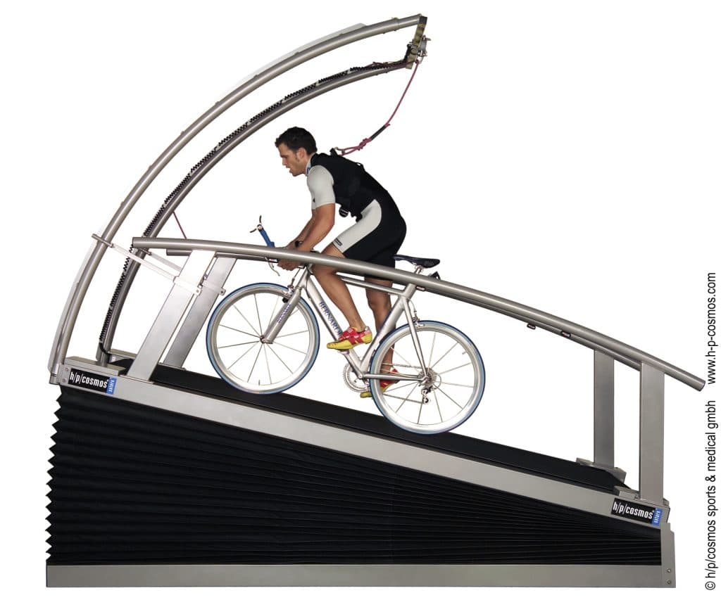 Tapis roulant médical H/P/Cosmos saturn® : cycliste roulant sur le tapis incurvé avec harnais de sécurité