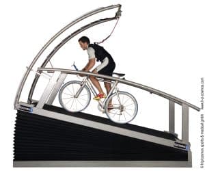 Tapis roulant médical H/P/Cosmos saturn® : cycliste roulant sur le tapis incurvé avec harnais de sécurité
