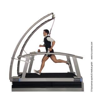 Tapis roulant médical H/P/Cosmos venus® : coureur utilisant le tapis roulant incurvé avec harnais de sécurité suspendu