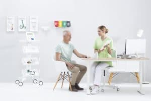 Patient et infirmière utilisant l’oxymètre MESI mTABLET SPO2 en consultation