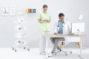 Médecin et infirmière utilisant la station MESI mTABLET pendant une consultation