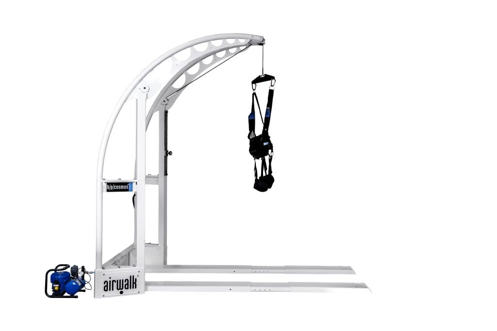 Système de délestage du poids corporel airwalk® ap : portique de suspension avec harnais installé au-dessus d’un tapis roulant médical