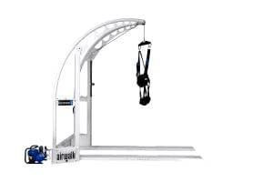 Système de délestage du poids corporel airwalk® ap : portique de suspension avec harnais installé au-dessus d’un tapis roulant médical